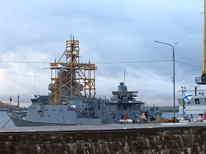 Фото · МРК «Амур» в Кронштадті, проходиться всновлення мачти, що знімалась для проходження внутрішніх водних шляхів.