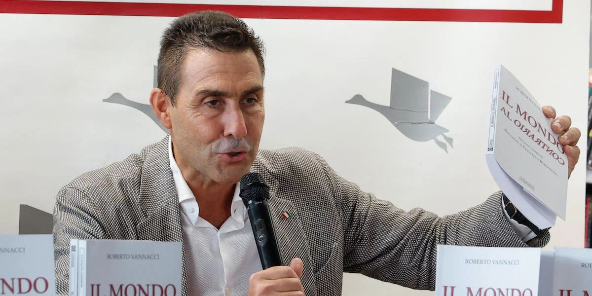 Генерал Роберто Ванначчі представляє автобіографію «Il mondo al contrario»